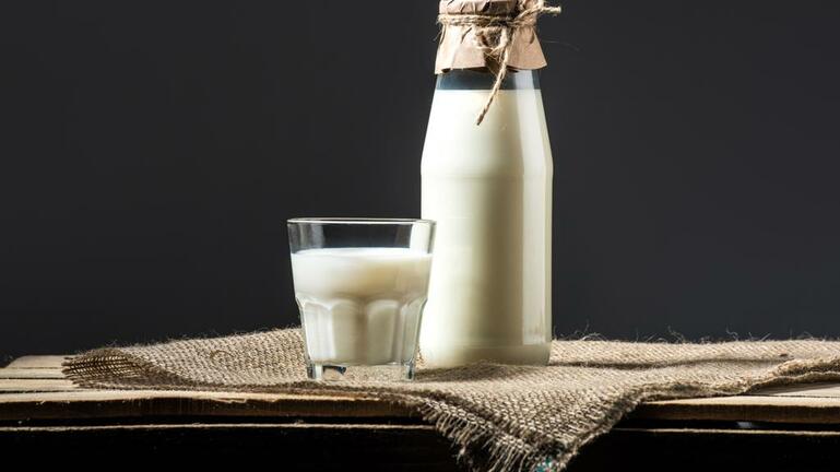 SOS εκπέμπουν οι κτηνοτρόφοι: Έρχονται σημαντικές ελλείψεις σε γάλα από τα ράφια του σούπερ μάρκετ