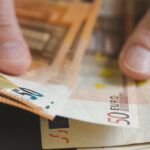 Καταθέσεις και αναλήψεις σε κοινούς τραπεζικούς λογαριασμούς στο μικροσκόπιο της εφορίας – Τι ισχύει για μετρητά