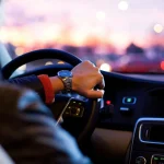 Νέος ΚΟΚ: Πρόστιμο και στον συνεπιβάτη – Πότε ο οδηγός χάνει δίπλωμα και πινακίδες για παράβαση επιβάτη