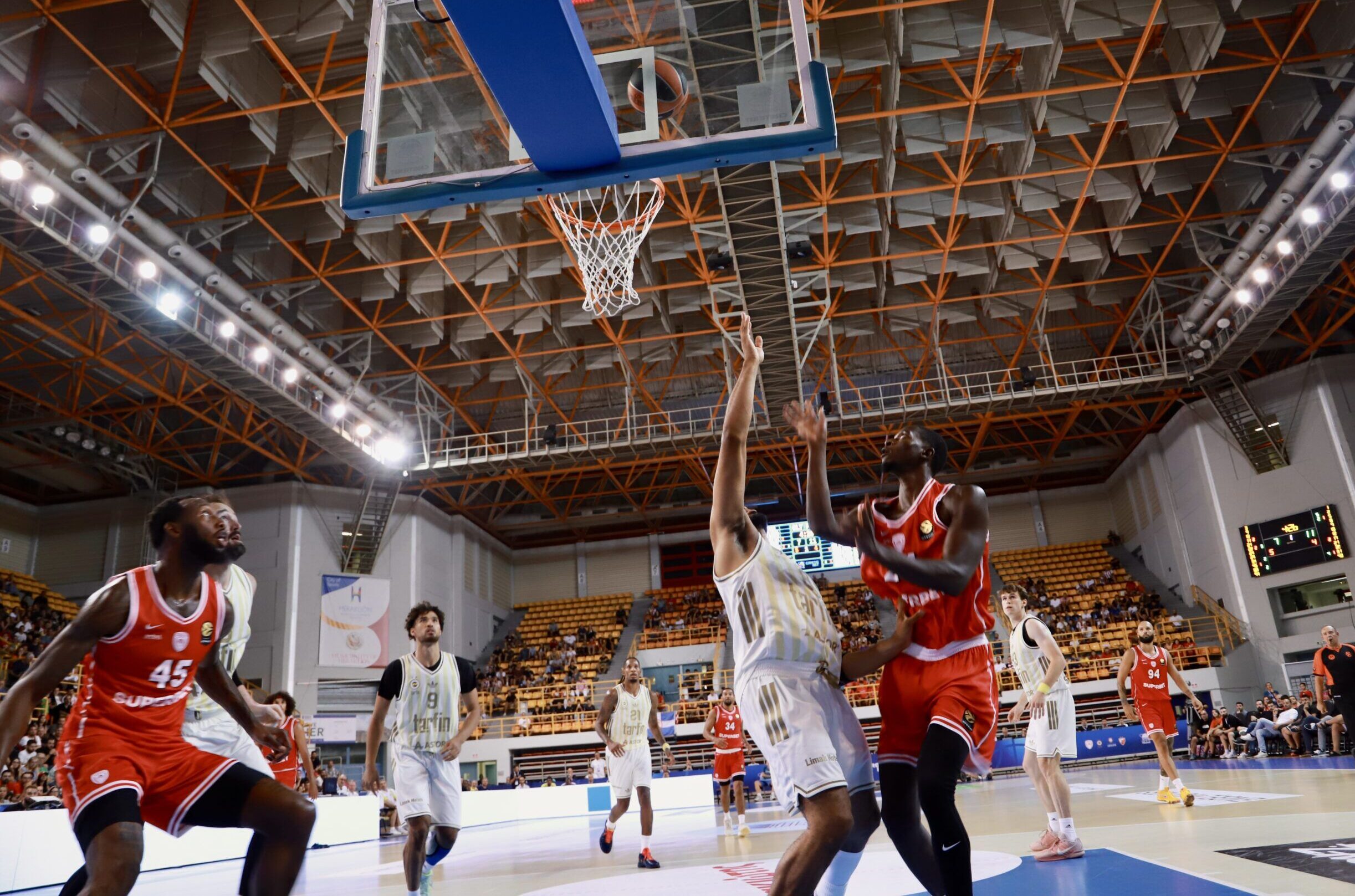 Ολυμπιακός – Φενερμπαχτσέ 82-77: Οι ερυθρόλευκοι πήραν το φιλικό ντέρμπι στο Ηράκλειο και προκρίθηκαν στον τελικό του τουρνουά