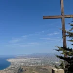 Κρήτη: Χιλιάδες πιστοί στον Στρούμπουλα – Το ξωκλήσι που «χτίστηκε με γάλα» και η συγκλονιστική παράδοση