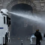Σχεδόν 1.000 συλλήψεις και δύο σοβαρά τραυματίες στις μεγάλες κινητοποιήσεις στη Γαλλία – Διαδηλώσεις σε πολλές ευρωπαϊκές χώρες